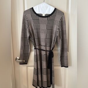 Max Studio Black and Beige Patterned Long Sleeve Dress